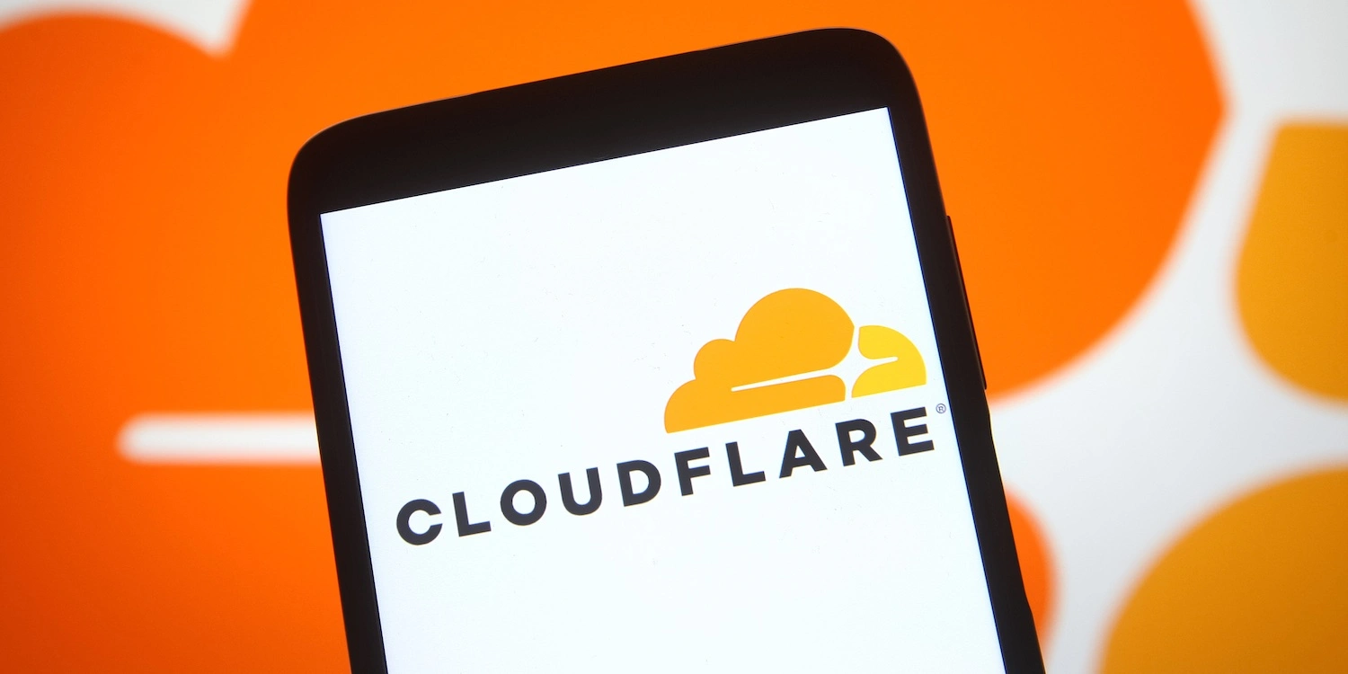Nên sử dụng CloudFlare nhờ tính năng bảo mật và tăng tốc độ tải trang